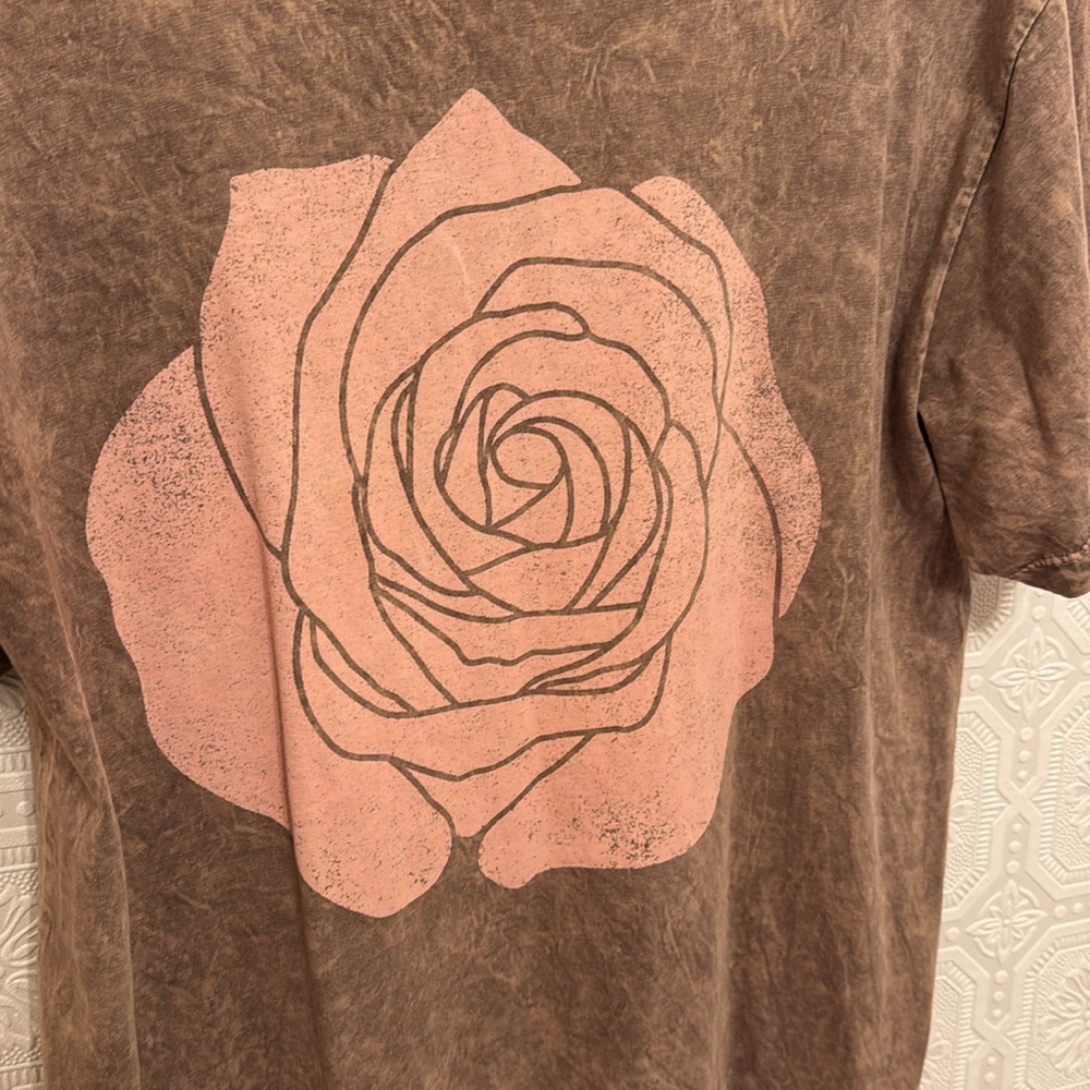 ⬇️⭐️ Pink Rose Graphic Tee Brown T-Shirt Vintage Fade Size Medium - Picture 5 of 7